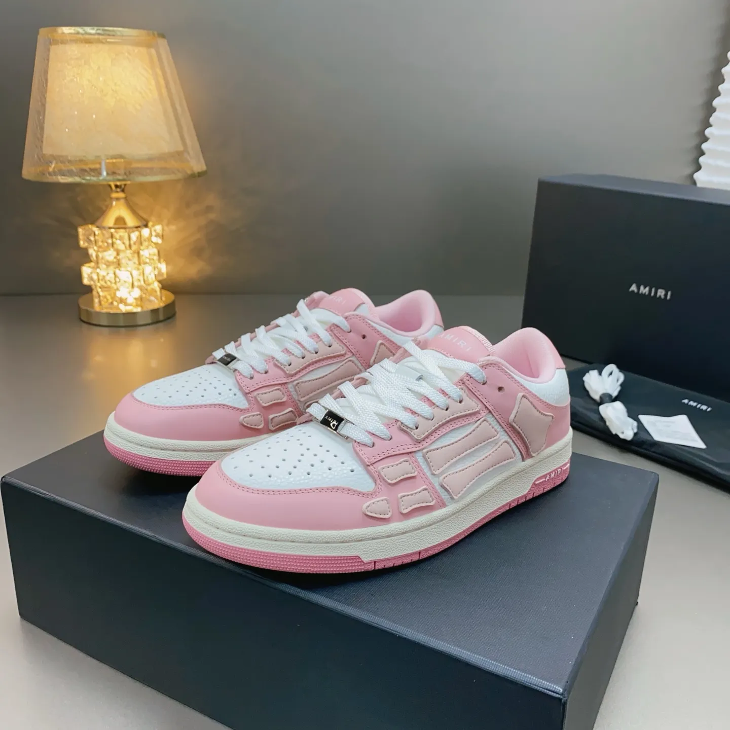 p580🐮🐮AMIRI Couple Style👑 The latest The Pacific Series Couple Style💀🦴Bone Stars Casual Sports Shoes Skateboard Shoes✔️ AMIRI's Pacific shoes are a sneaker that combines luxury and street style. Many celebrities and Internet celebrities have the same style. Its design and workmanship are very exquisite. Made of high-grade cow leather, soft to the touch and highly durable. 💎Fabrics: Original custom imported first-layer cowhide 💎Inner lining: Original customized breathable mesh 💎Foot: Original injection molded one-piece, comfortable, wear-resistant and not tiring for feet 💎Outsole: Original 1:1 molded three-color sole Original outsole 💎Sole thickness: 3CM 💎Size: Female 35-40 Male 39-46 💎Price; Top version 👑Special remarks Remark: (Female size 34 40 . Men's sizes 38 45 46 are customized and cannot be returned or exchanged. Please note when ordering! Thank you🤝🤝